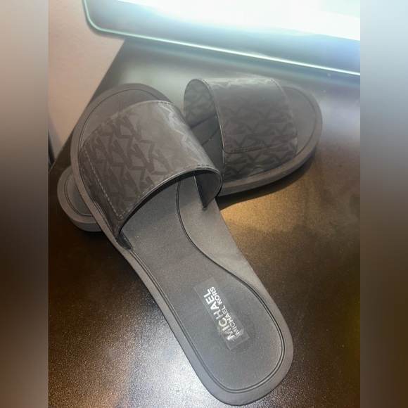 Black Michael Kors slides size 7 - Picture 1 of 3